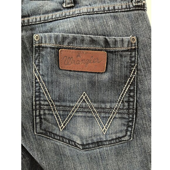 Men's Classic Wrangler Jeans 31-32x34 Slim Boot Cut Dark Wash Cowboy Western - Picture 5 of 7